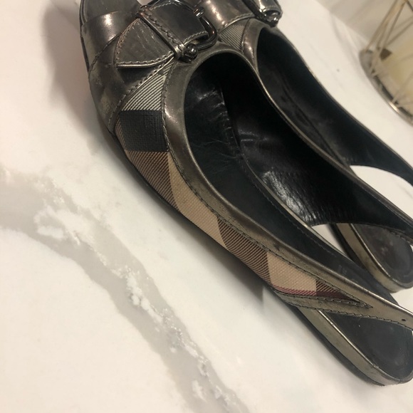 3. Burberry flat - Picture 3 of 7